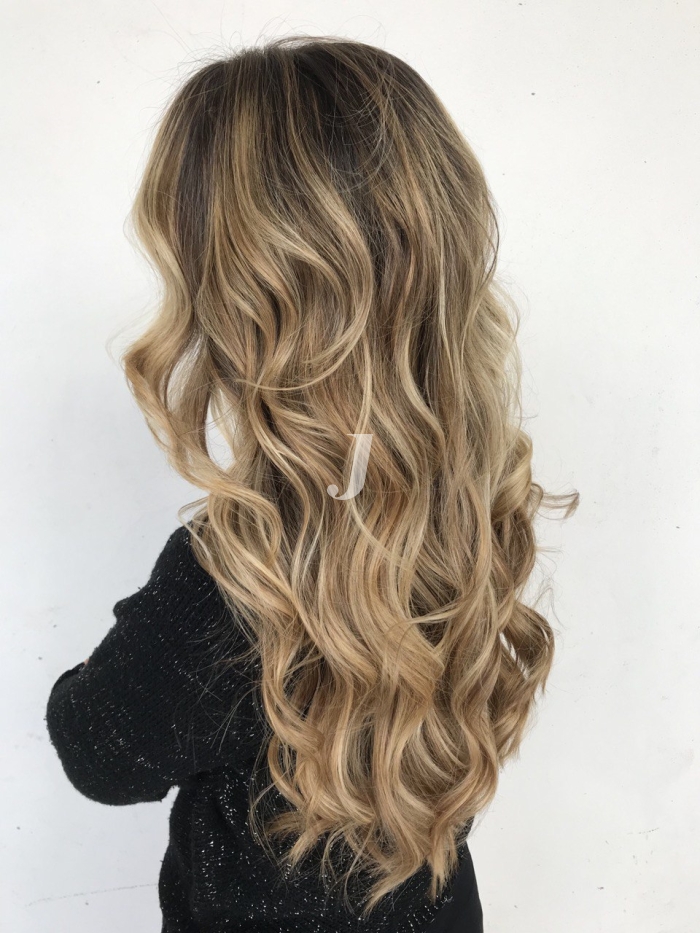 Foto di donna con capelli lunghi biondo chiaro sabbia