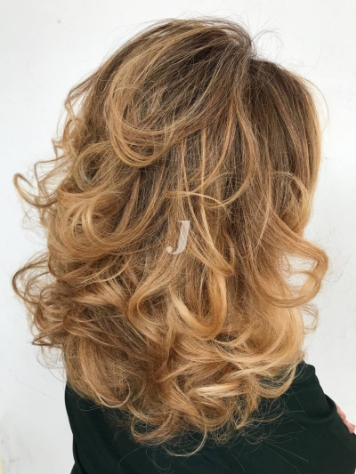 Foto di donna con capelli lunghi biondo chiaro sabbia