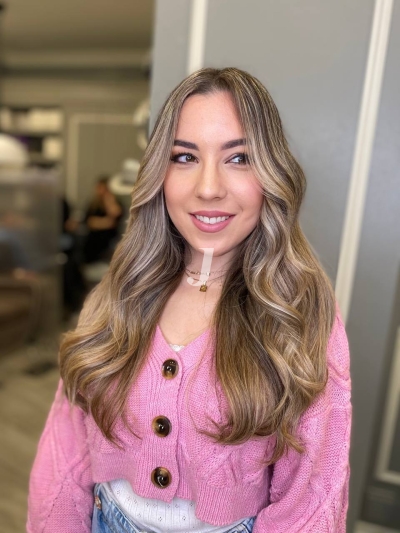 Foto di donna con capelli lunghi biondo chiaro sabbia