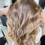Foto di donna con capelli lunghi biondo chiaro sabbia
