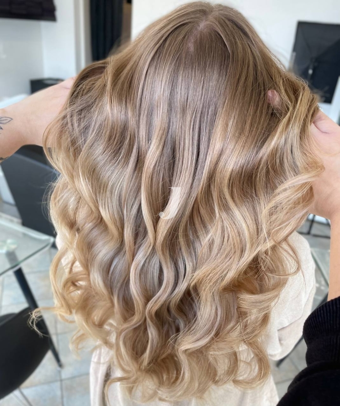 Foto di donna con capelli lunghi biondo chiaro sabbia