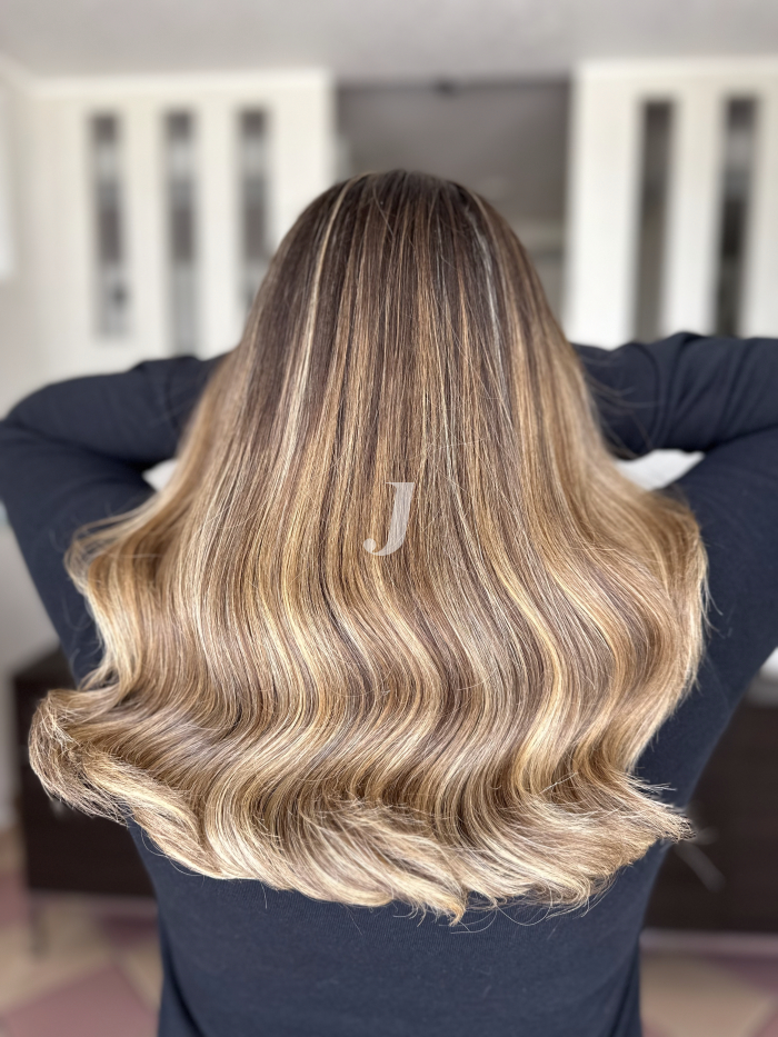 Foto di donna con capelli lunghi biondo chiaro sabbia