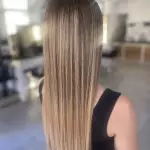 Foto di donna con capelli lunghi biondo chiaro sabbia