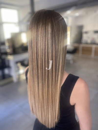 Foto di donna con capelli lunghi biondo chiaro sabbia