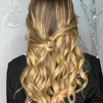 Foto di donna con capelli lunghi biondo chiarissimo dorato