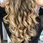 Foto di donna con capelli lunghi biondo chiarissimo dorato