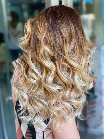 Foto di donna con capelli lunghi biondo chiarissimo dorato