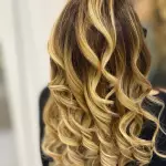 Foto di donna con capelli lunghi biondo chiarissimo dorato