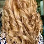 Foto di donna con capelli lunghi biondo chiarissimo dorato