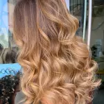 Foto di donna con capelli lunghi biondo chiarissimo dorato