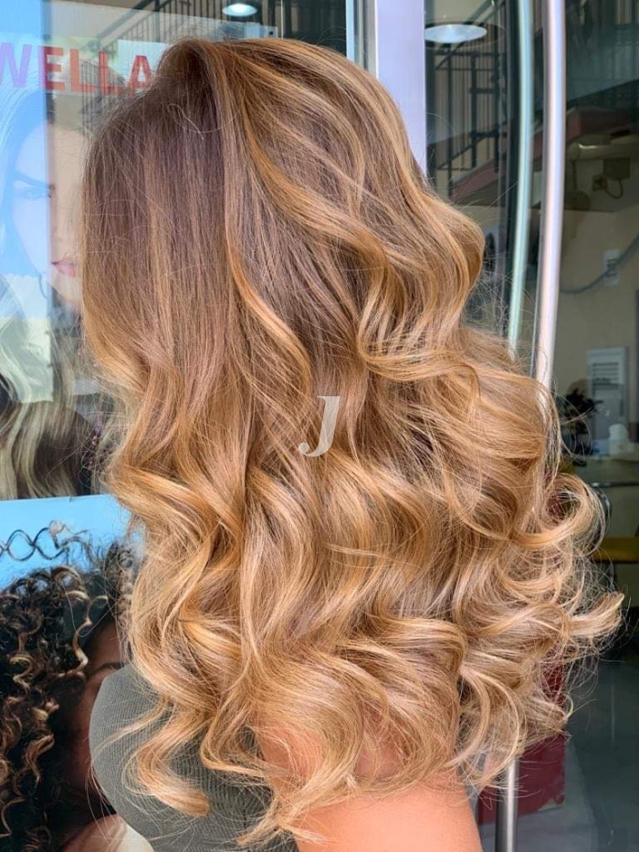 Foto di donna con capelli lunghi biondo chiarissimo dorato