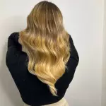 Foto di donna con capelli lunghi biondo chiarissimo dorato