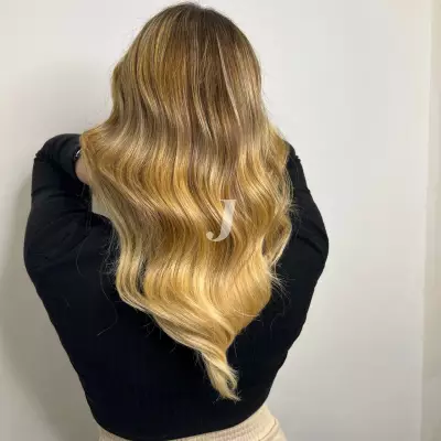 Foto di donna con capelli lunghi biondo chiarissimo dorato