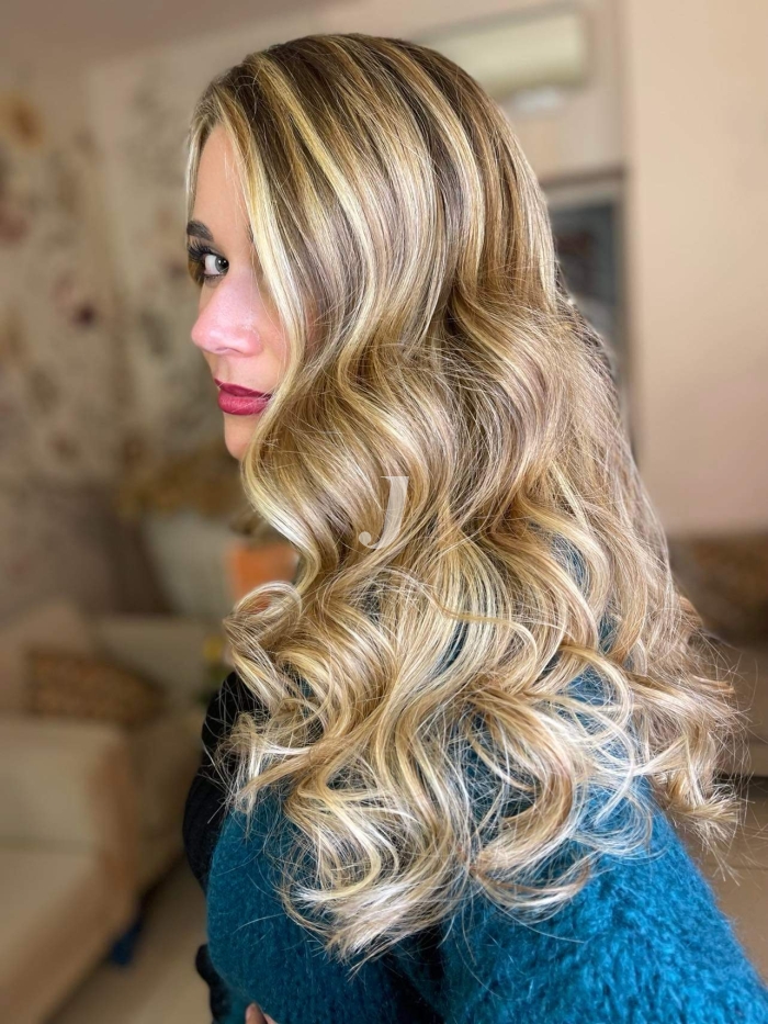 Foto di donna con capelli lunghi biondo chiarissimo dorato