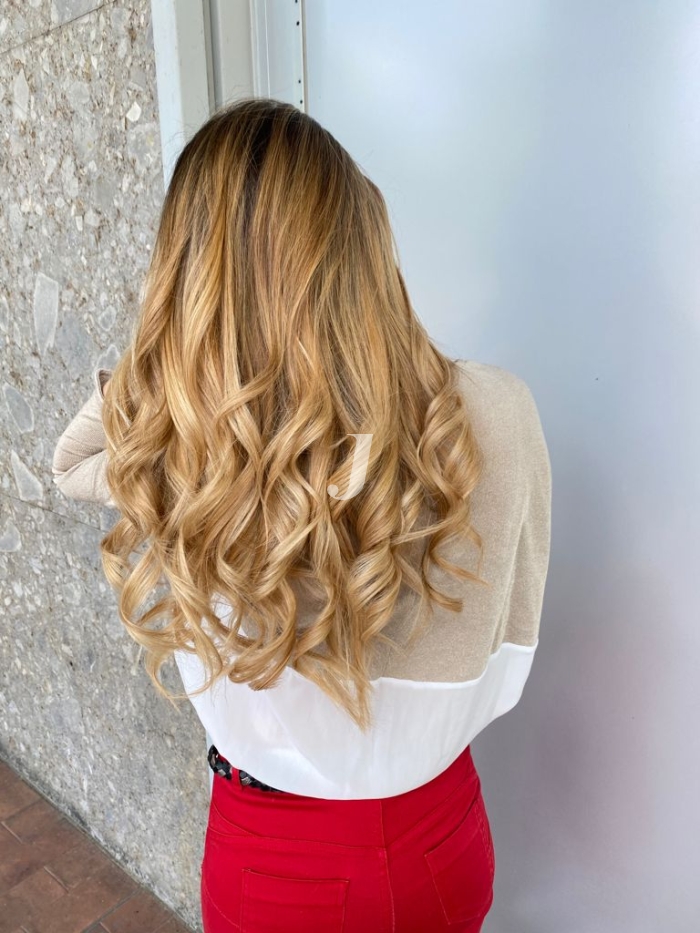 Foto di donna con capelli lunghi biondo chiarissimo dorato