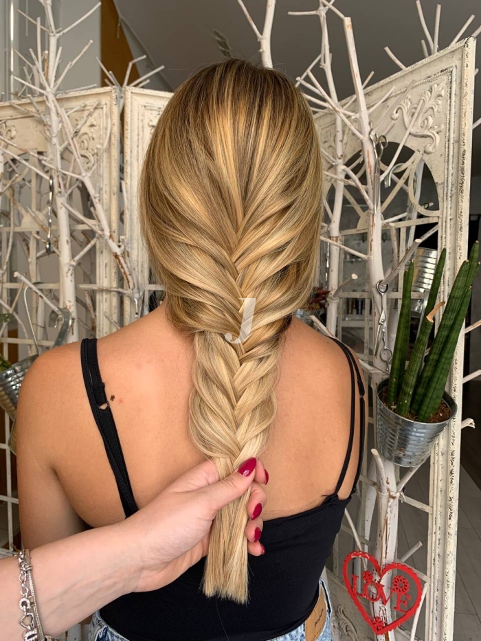 Foto di donna con capelli lunghi biondo chiarissimo dorato