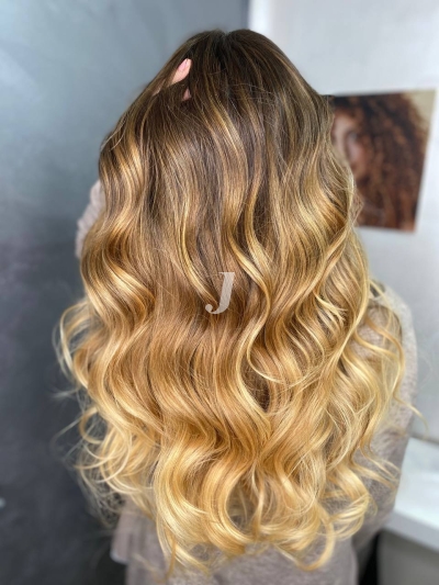 Foto di donna con capelli lunghi biondo chiarissimo dorato