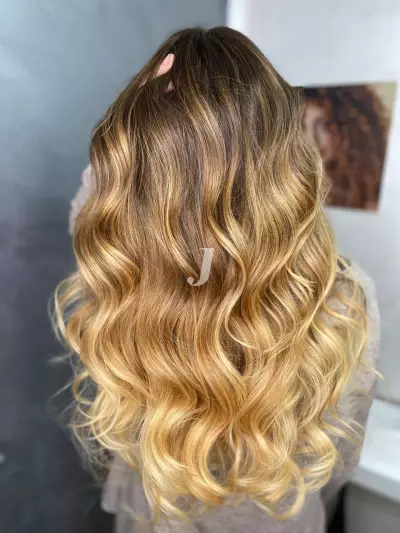 Foto di donna con capelli lunghi biondo chiarissimo dorato