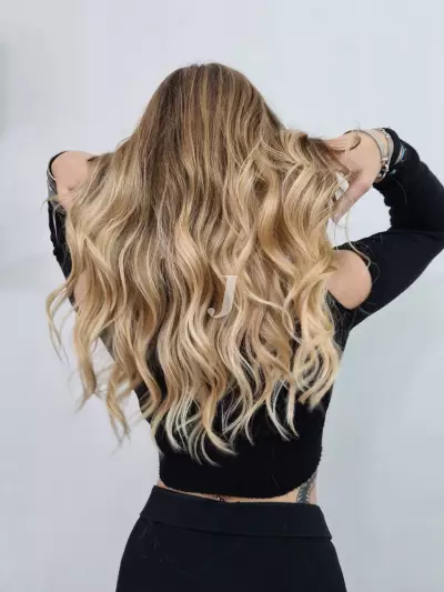 Foto di donna con capelli lunghi biondo chiarissimo dorato