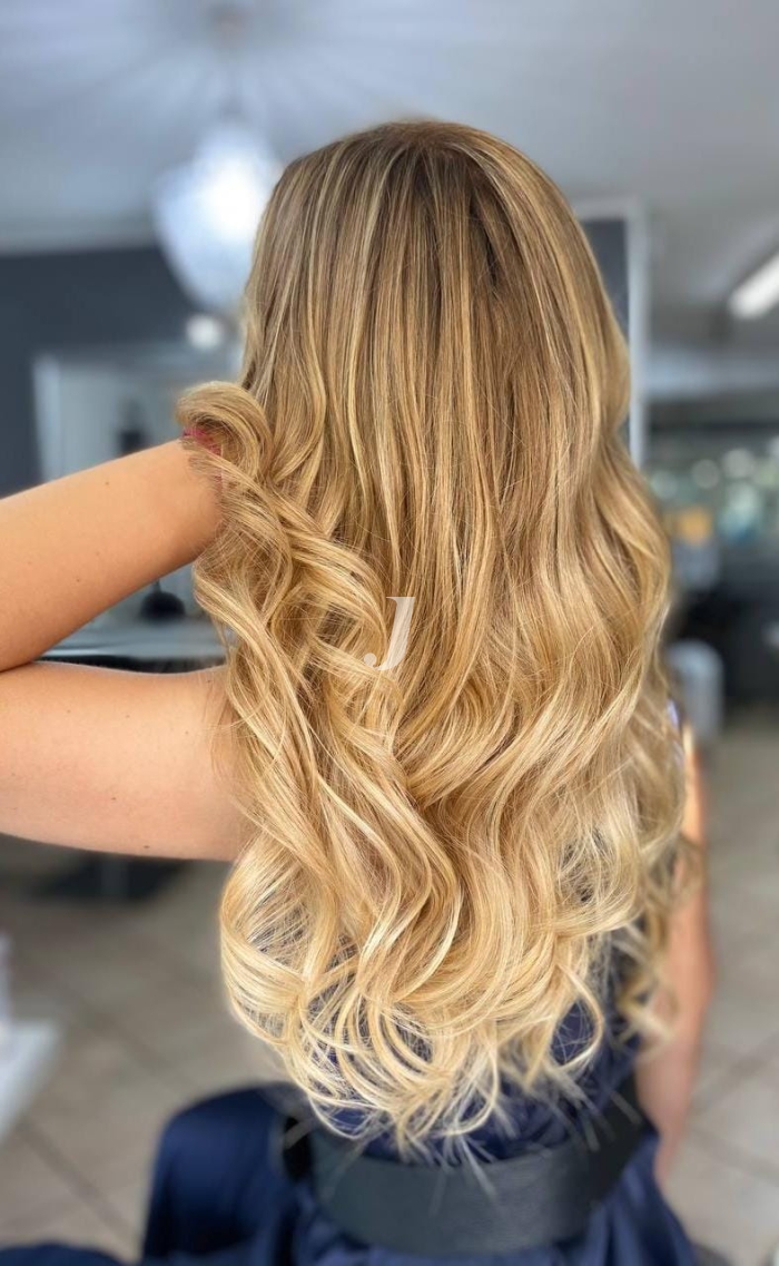 Foto di donna con capelli lunghi biondo chiarissimo dorato