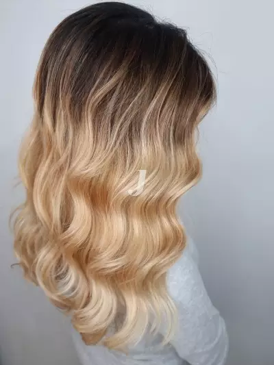 Foto di donna con capelli lunghi biondo chiarissimo dorato