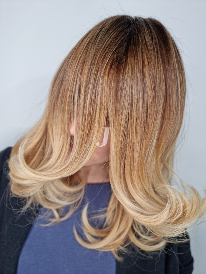 Foto di donna con capelli lunghi biondo chiarissimo dorato