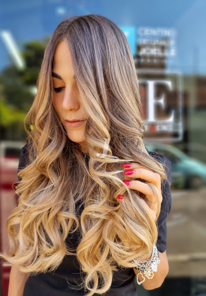 Foto di donna con capelli lunghi biondo chiarissimo dorato