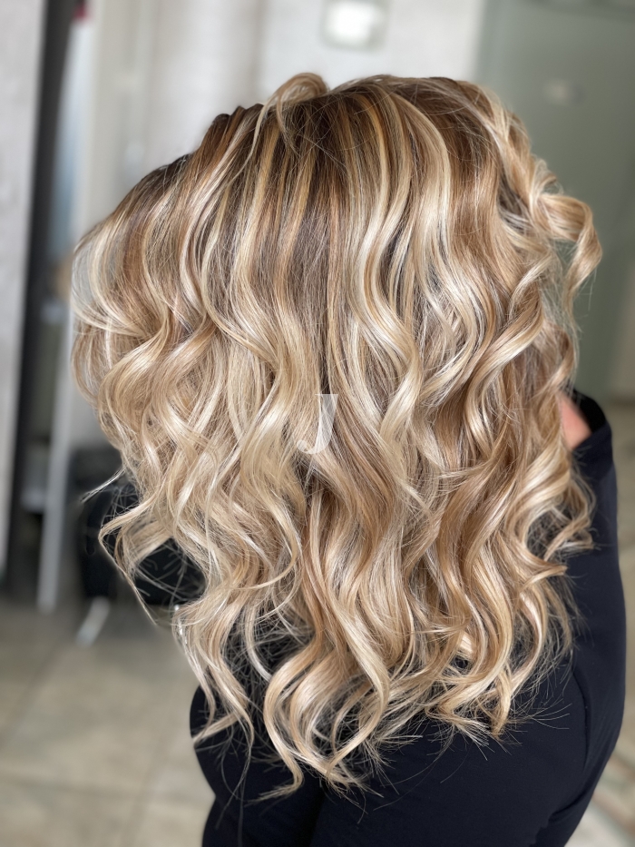 Foto di donna con capelli lunghi biondo chiarissimo dorato