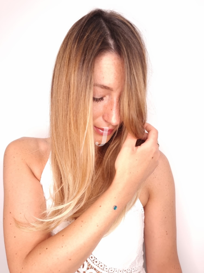 Foto di donna con capelli lunghi biondo chiarissimo dorato