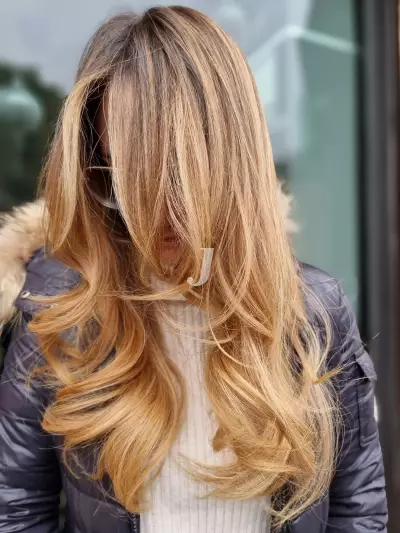 Foto di donna con capelli lunghi biondo chiarissimo dorato