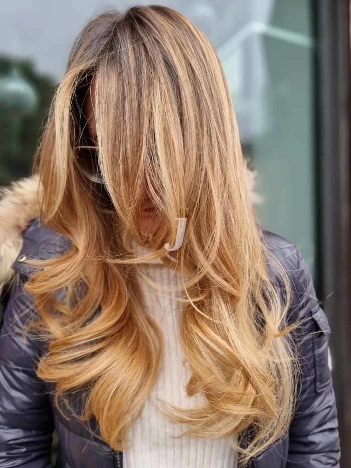 Foto di donna con capelli lunghi biondo chiarissimo dorato