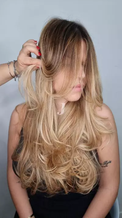 Foto di donna con capelli lunghi biondo chiarissimo dorato