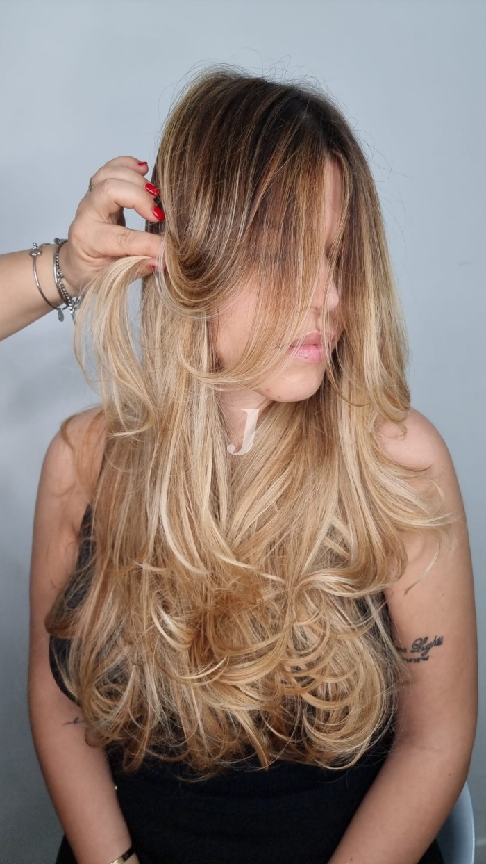 Foto di donna con capelli lunghi biondo chiarissimo dorato