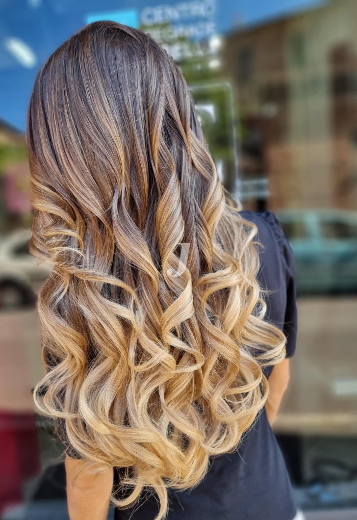 Foto di donna con capelli lunghi biondo chiarissimo dorato