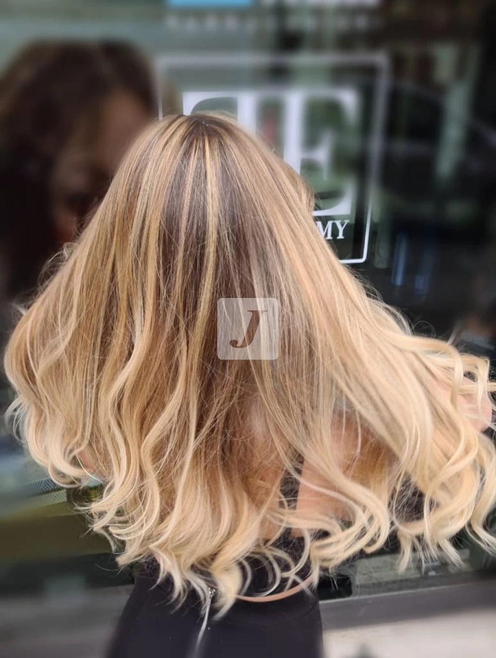 Foto di donna con capelli lunghi biondo chiarissimo dorato