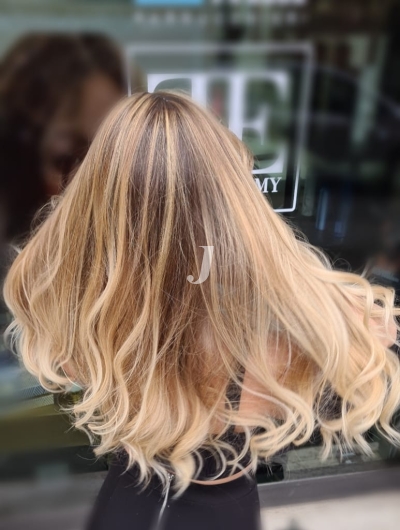 Foto di donna con capelli lunghi biondo chiarissimo dorato