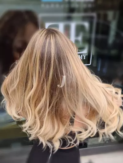 Foto di donna con capelli lunghi biondo chiarissimo dorato