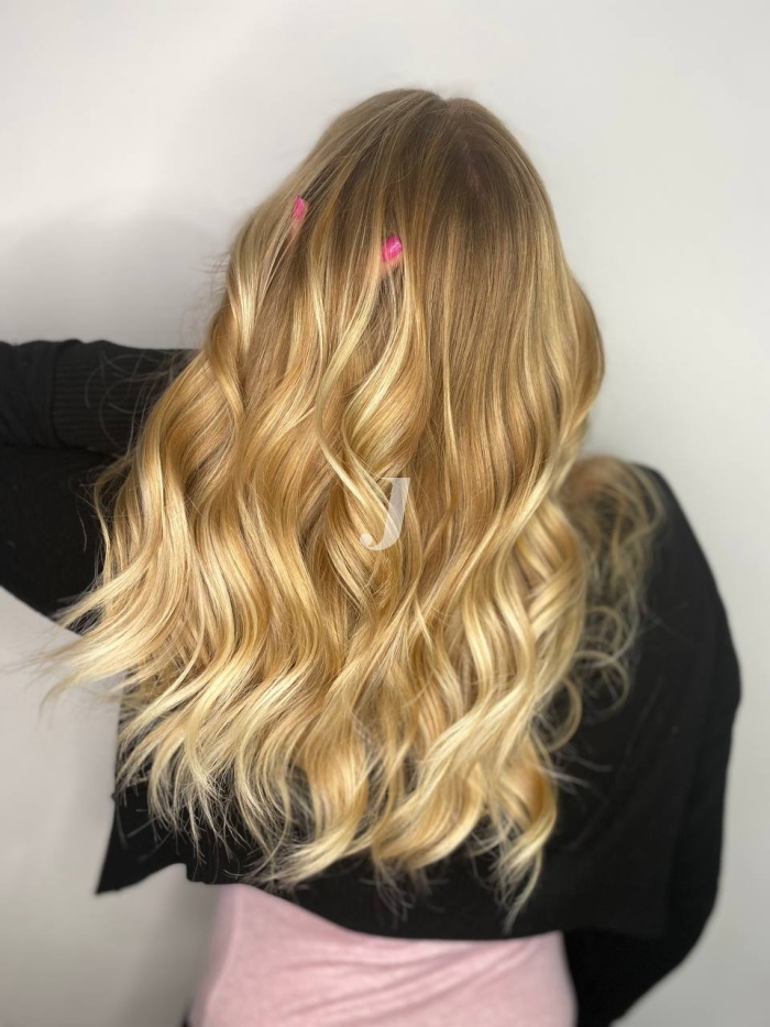 Foto di donna con capelli lunghi biondo chiarissimo dorato