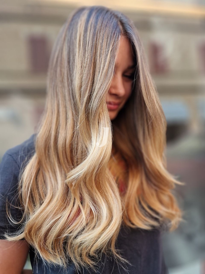 Foto di donna con capelli lunghi biondo chiarissimo dorato