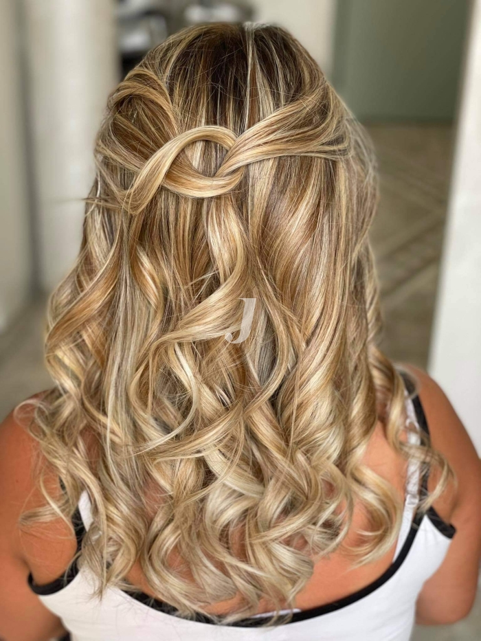 Foto di donna con capelli lunghi biondo chiarissimo dorato