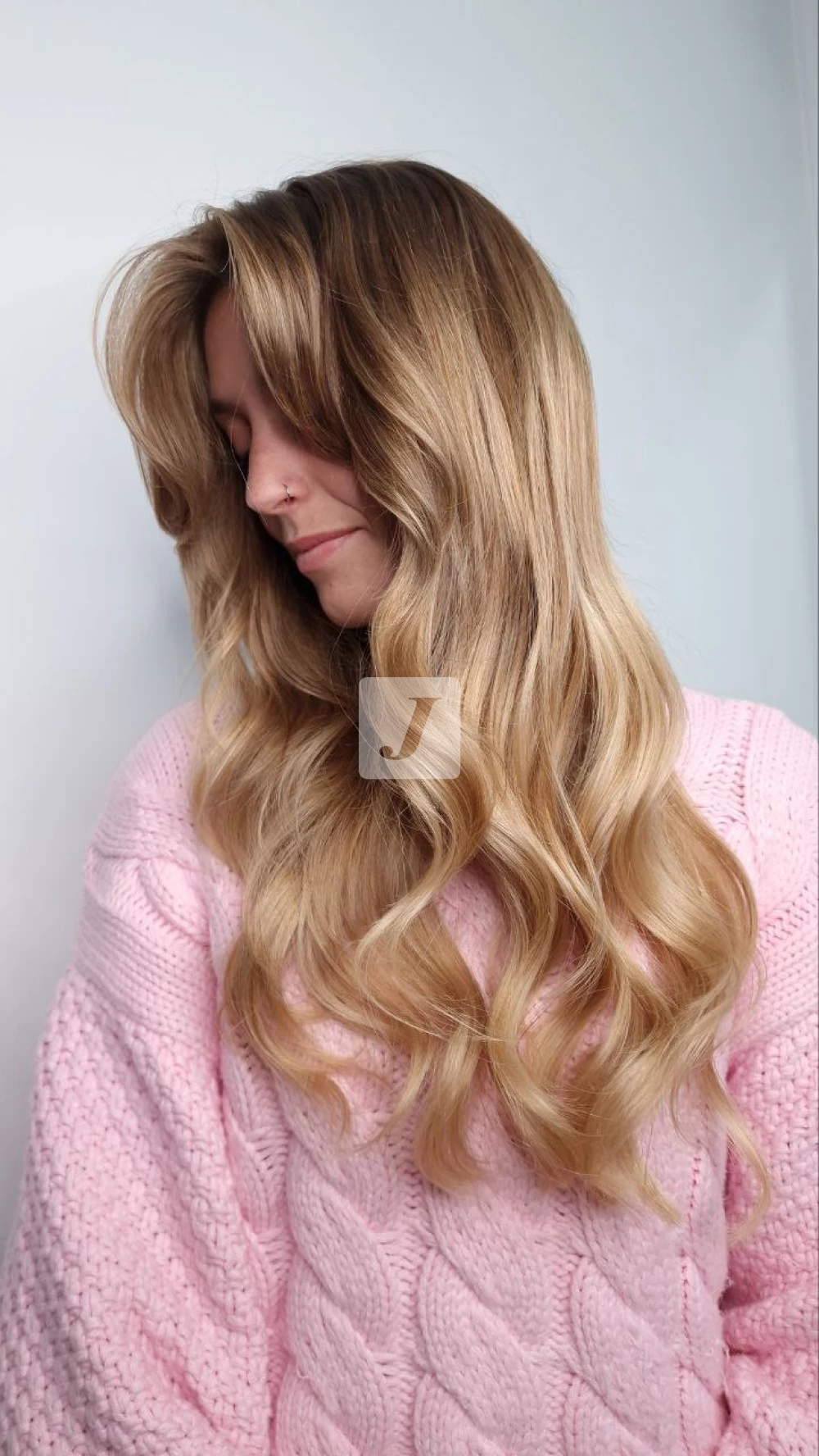 Foto di donna con capelli lunghi biondo chiarissimo dorato