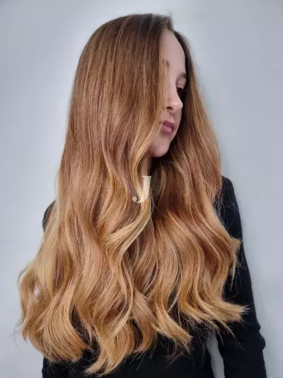 Foto di donna con capelli lunghi biondo chiarissimo dorato