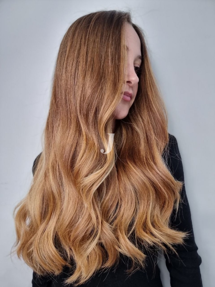 Foto di donna con capelli lunghi biondo chiarissimo dorato