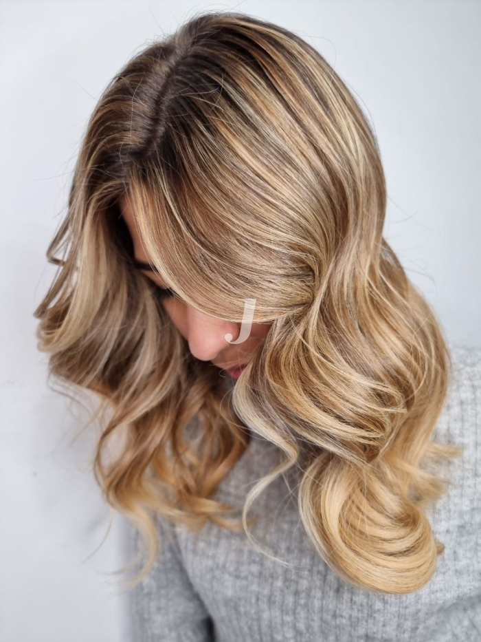 Foto di donna con capelli lunghi biondo chiarissimo dorato