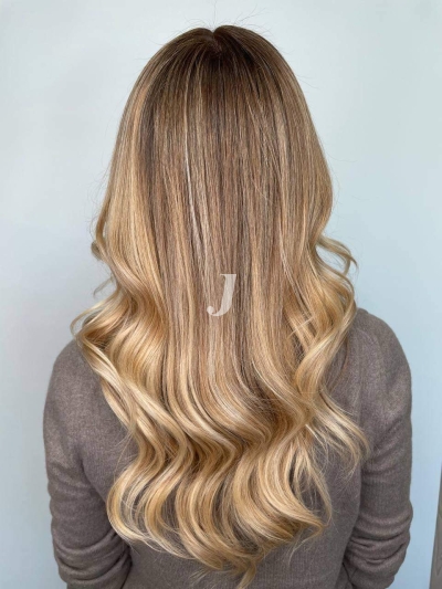 Foto di donna con capelli lunghi biondo chiarissimo dorato