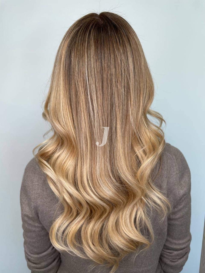 Foto di donna con capelli lunghi biondo chiarissimo dorato