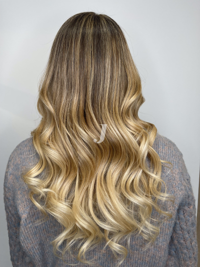 Foto di donna con capelli lunghi biondo chiarissimo dorato
