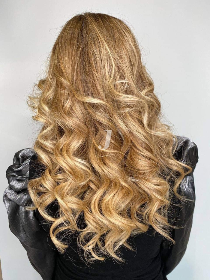 Foto di donna con capelli lunghi biondo chiarissimo dorato