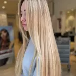 Foto di donna con capelli lunghi biondo chiarissimo dorato