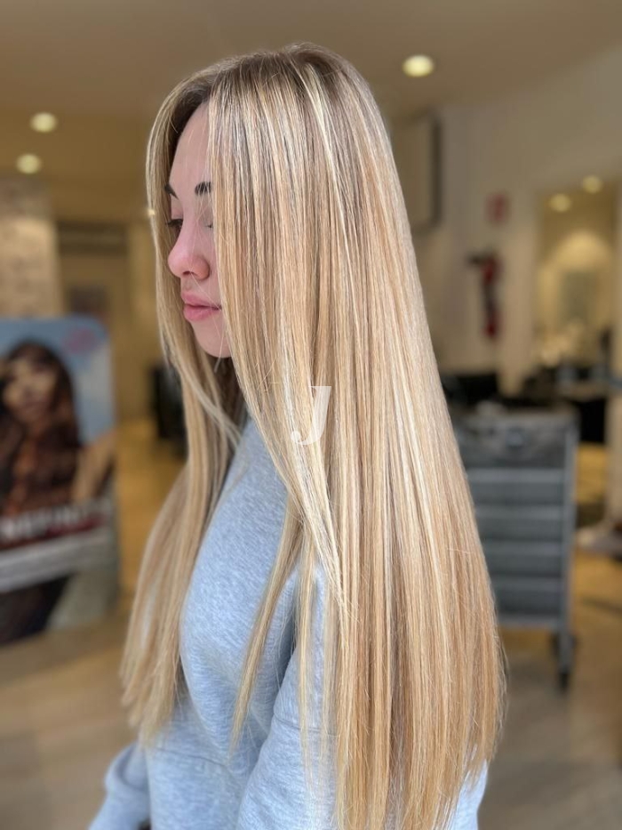 Foto di donna con capelli lunghi biondo chiarissimo dorato